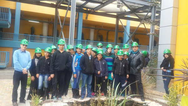 صور: طلاب من مدرسة الثانوية الشاملة في زيارة تعليمية لمحطة تحلية المياه بأشكلون